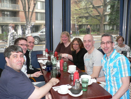 Beim Frühstück von links: David, John, Darren, Silke, Erica, Don, Patrick