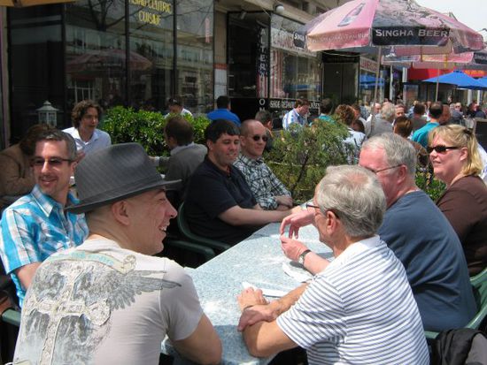 von links gegen den Uhrzeigersinn: Don (mit Hut), Patrick, Dave, Darren, Silke, Bob, Wayne