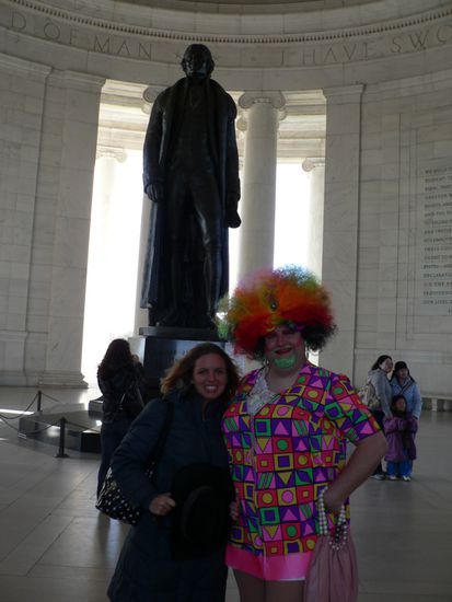 Erica and Old Queen vor der Jefferson Statue.
