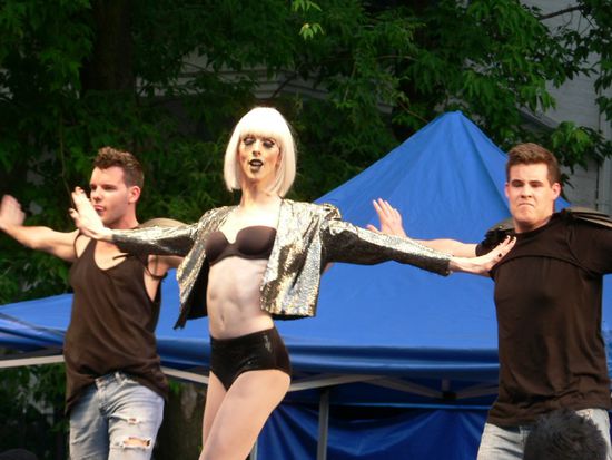 Darbietung auf einer der vielen Buehnen