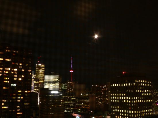 Blick auf den CN Tower mit Vollmond