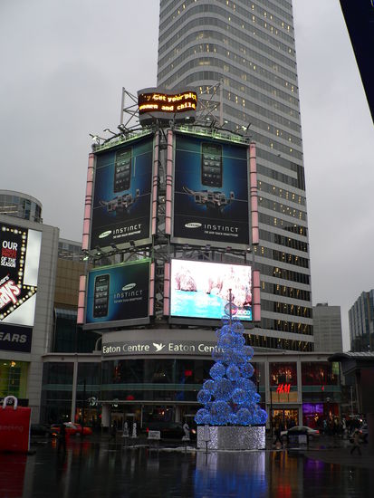Eingang Eaton Center Young/Dundas