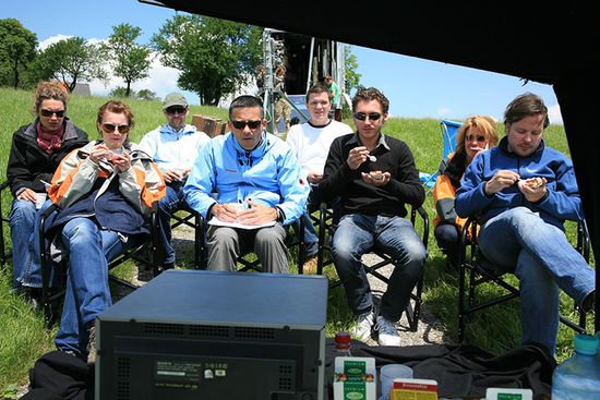 das habe ich das ganze jahr gemacht:
in monitore gestarrt