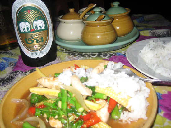 mein abendessen: gegrilltes chilly mit 4 scharfen saucen...selbst fuer mich eine ueberwindung...natuerlich geschafft