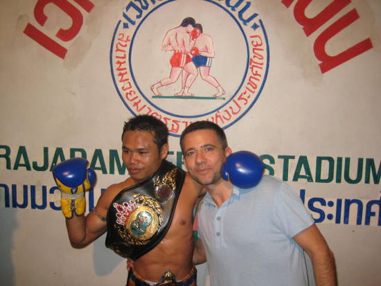siegerfotomit dem champion, also der thai hat jetzt auch ein foto mit dem champion...
