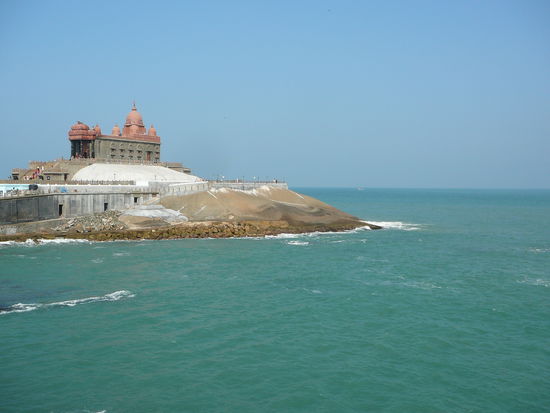 Aussicht auf den Suedpol (drunter kommt nichts mehr ausser Meer), dazwischen ein Tempel 