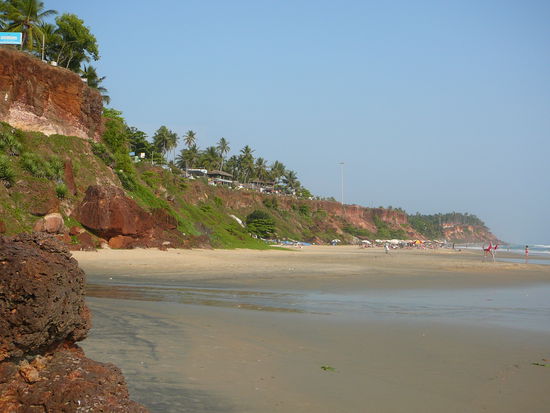 Der Strand,mit den Haeusern an der Klippe