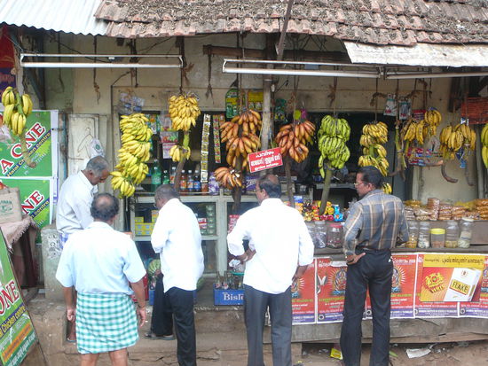 Typische Szene auf der Strasse. DIe kleinen Buden mit Bananen und Suessigkeiten und kleinen Snacks sind UEBERALL!!!