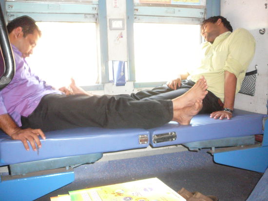 Die Kunst der Inder, ueberall zu schlafen  (auf der Fahrt nach Varakala)