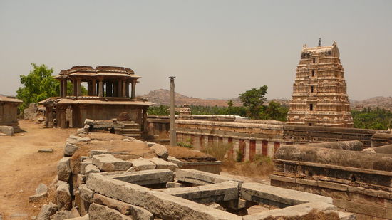 Einige der alten Ruinen in Hampi, hier der Blick auf den Haupt-Tempel