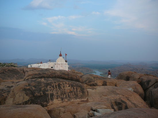 Hanuman-Tempel mit dem Brahmanen, der vom Meditieren kommt.