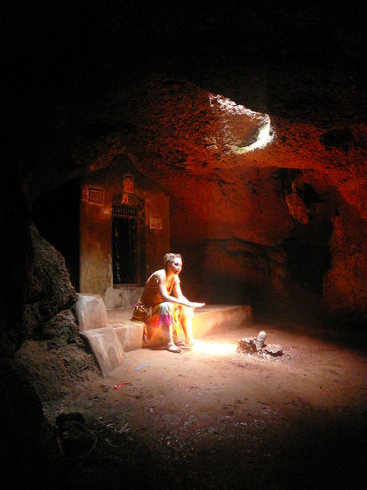 Laura in der Shiva-Hoehle