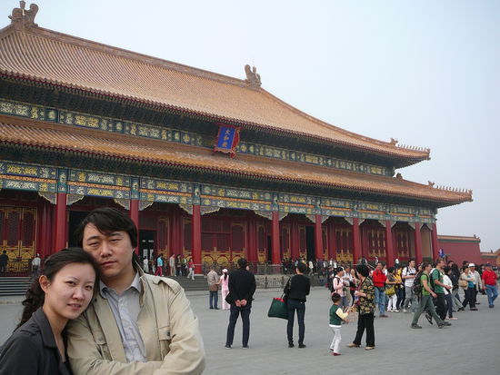 Lily und Mao vor einem der Palaeste