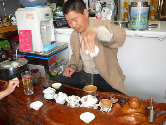 Der Zeremonienmeister schenkt ein