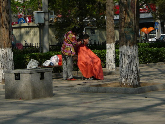 Freiluft-Friseur im Park (es ist hier wirklich total normal!)