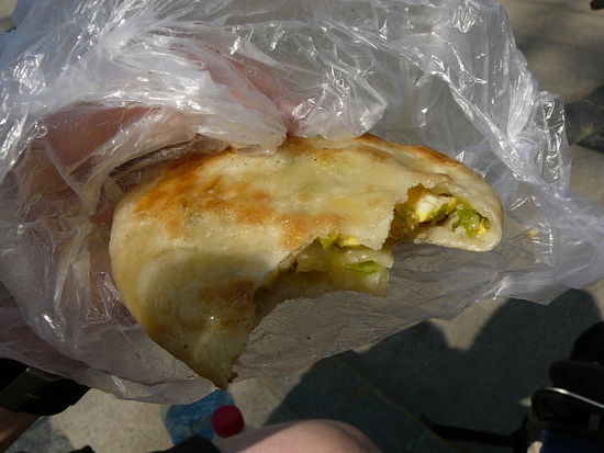 Diese gefuellten Teigtaschen (typisch fuer Peking) haben wir leidenschaftlich verspeist!Man bekam sie an vielen Strassenstaenden.