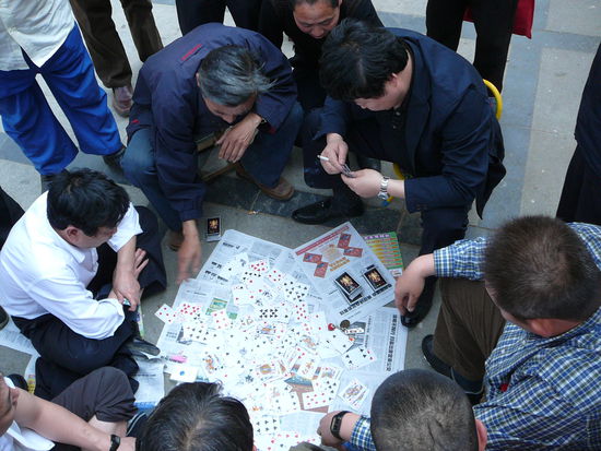 Maenner spielen im Park Karten (alle waren sooo vertieft und bei der Sache!)