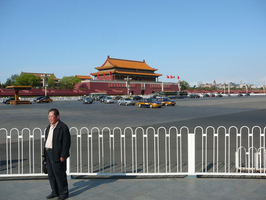 Hier sieht man mal, wie breit die Strasse hier ist (gehoert zum Tiananmen-Platz), perfekt fuer Paraden und Millionen von Menschen, die hier Mao empfangen haben. Dieser aeltere Herr hat es wahrscheinlich miterlebt.