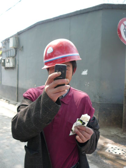 Ha, ich war schneller  (Die CHinesen sind manchmal auch sehr an einem Foto mit uns interessiert, aber umgekehrt ist es ja nicht anders. Leider sind die Chinesen aber nicht so wild darauf, fotografiert zu werden wie die Inder.)