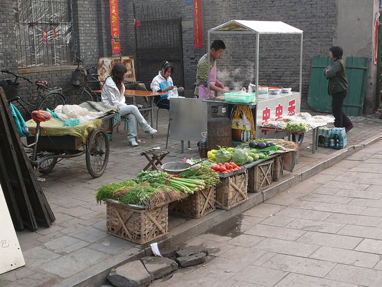 Ueberall sind kleine Strassenimbisse und Gemueseverkaeufer, da werde ich regelmaessig schwach...