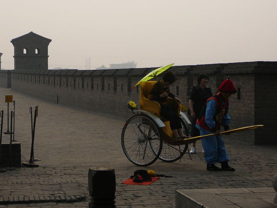 Auf der Stadtmauer wurden Droschkendienste angeboten
