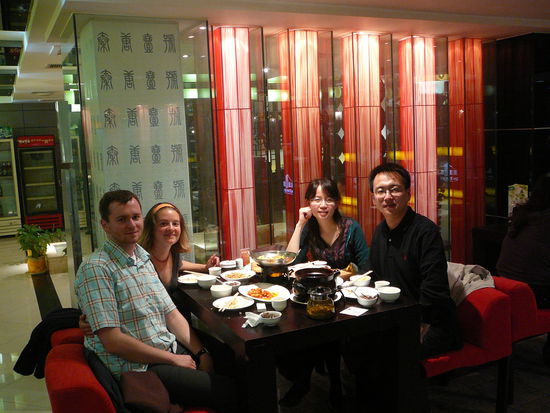 Leah, Stanley, und wir in dem schicken Restaurant mit wunderbarem Essen