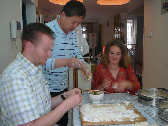 Vater Ke zeigt uns, wie man die Teigtaschen fuellt