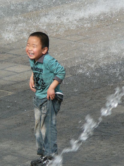 Dieser kleine Mann hat auch seinen Spass 