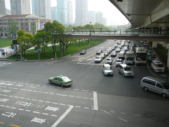 Eine kleine Fussgaengerueberfuehrung in Shanghai...