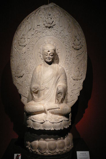 Eine Buddha-Skulpur (man sieht die indischen Einfluesse)