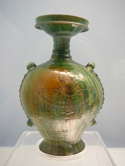 Eine der vielen wunderschoenen Vasen und Gegenstaende aus Porzellan, ein Stueck schoener und origineller als das andere!