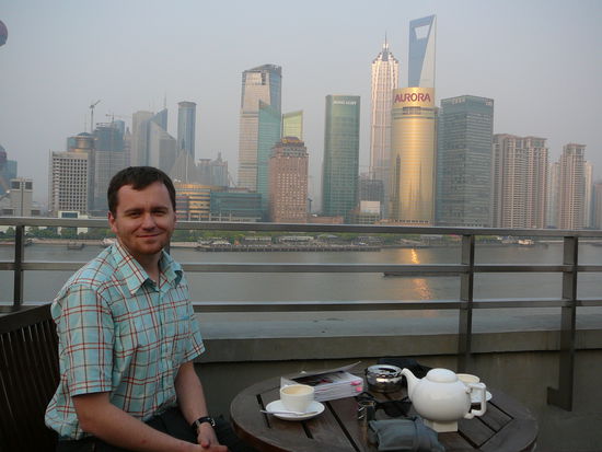 Manchmal muss es eben KAFFEE und kein Tee sein, oben auf der Terasse eines Luxus-Cafes  (zugegeben, es sieht so aus als ob er ihn braucht hihi)