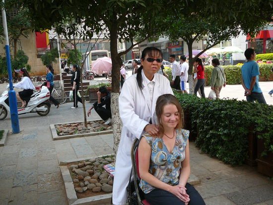 Mitten in der Stadt ne Massage, that's China 