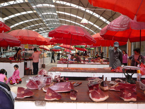 Markthalle mit Fleischeinlagen