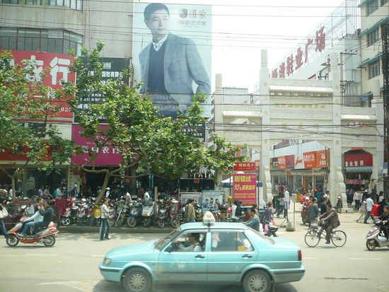 Shops und Menschen ueberall