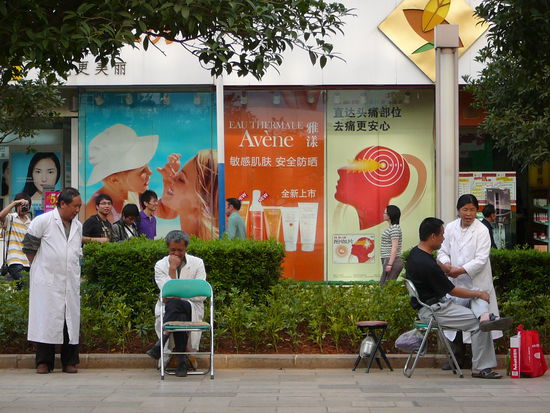 Ein paar der Masseure bei der Arbeit (oder sie warten darauf)