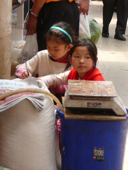 Zwischendrin machen die Kinder ihre Hausaufgaben