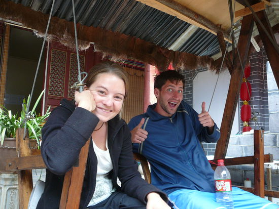 Ein bisschen relaxen im Innenhof des Hostels in Lijiang (rechts ein Amerikaner, der seit 1 Jahr hier lebt und fliessend chin. spricht)
