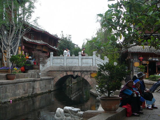 Rechts drei Naxi-Frauen, sie gehoeren zu dem alten Volk der Naxis, die in einem Matriarchat leben
