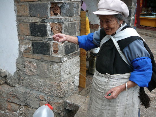 Diese Omi hatte Spass mit ihrem Luftballon...