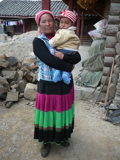 Mutter und Kind eines Minderheiten-Volkes kurz vor dem See