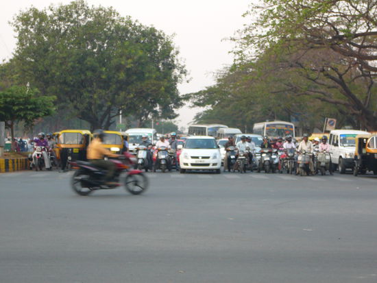 gleich geht's auf der anderen Strassenseite los, und dann rette sich, wer kann!  dagegen ist der Verkehr in Deutschland schon klinisch tot !