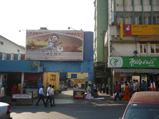 Das Plakat gefaellt mir. ueberall sind Menschen, die alle sehr beschaeftigt und aktiv wirken.