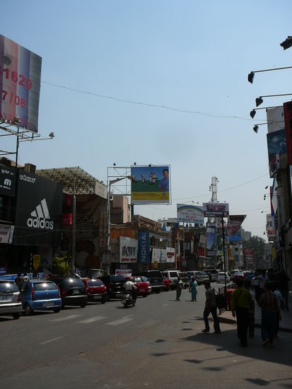 Haupt-Einkaufstrasse bei meinem Hotel um die Ecke (glaube ich).