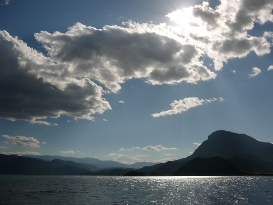 Die Wolken...die Sonne...das Wasser...die Berge...was braucht man mehr?