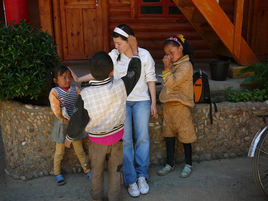 Vivien mit den Kindern des Dorfs