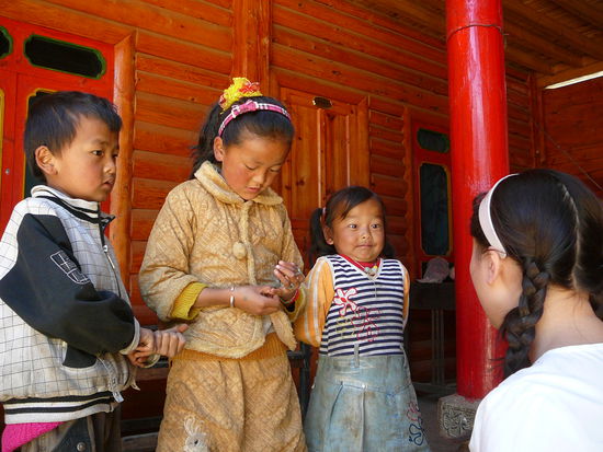 Vivien mit den Kindern II (man beachte wieder das kleine Maedchen)