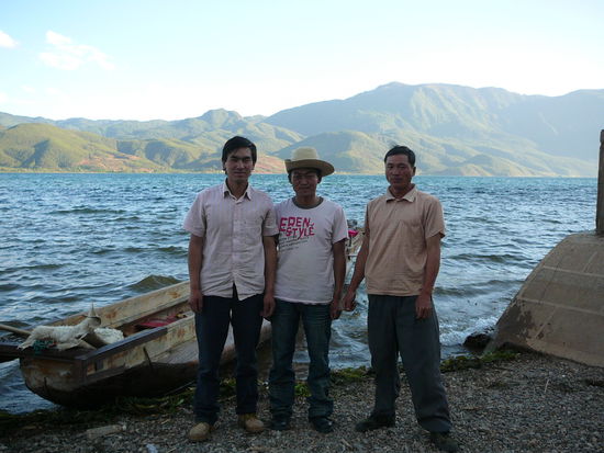 Das sind einzelne dieser Casanovas (die drei schipperten mich am ersten Tag uebern See)