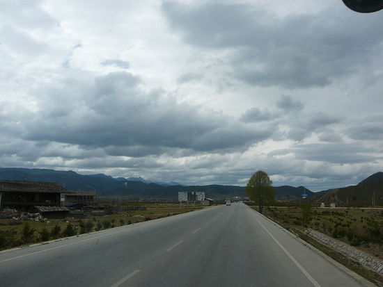 Shangri-la liegt auf einem Hochplateau, umgeben von Bergen