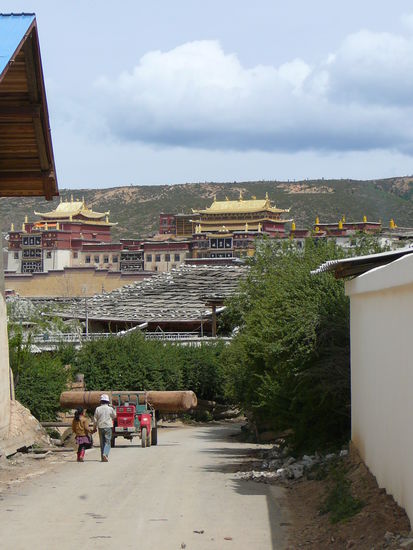 Das Kloster von dem Dorf aus gesehen